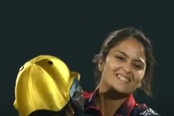 RCB ಬೌಲರ್‌ಗಳ ಅಬ್ಬರ: ಸಯಾಲಿ ಸತ್ಘರೆ ಸ್ಪಿನ್ ಜಾಲಕ್ಕೆ ಸಿಲುಕಿದ ಗುಜರಾತ್ ಜೈಂಟ್ಸ್!